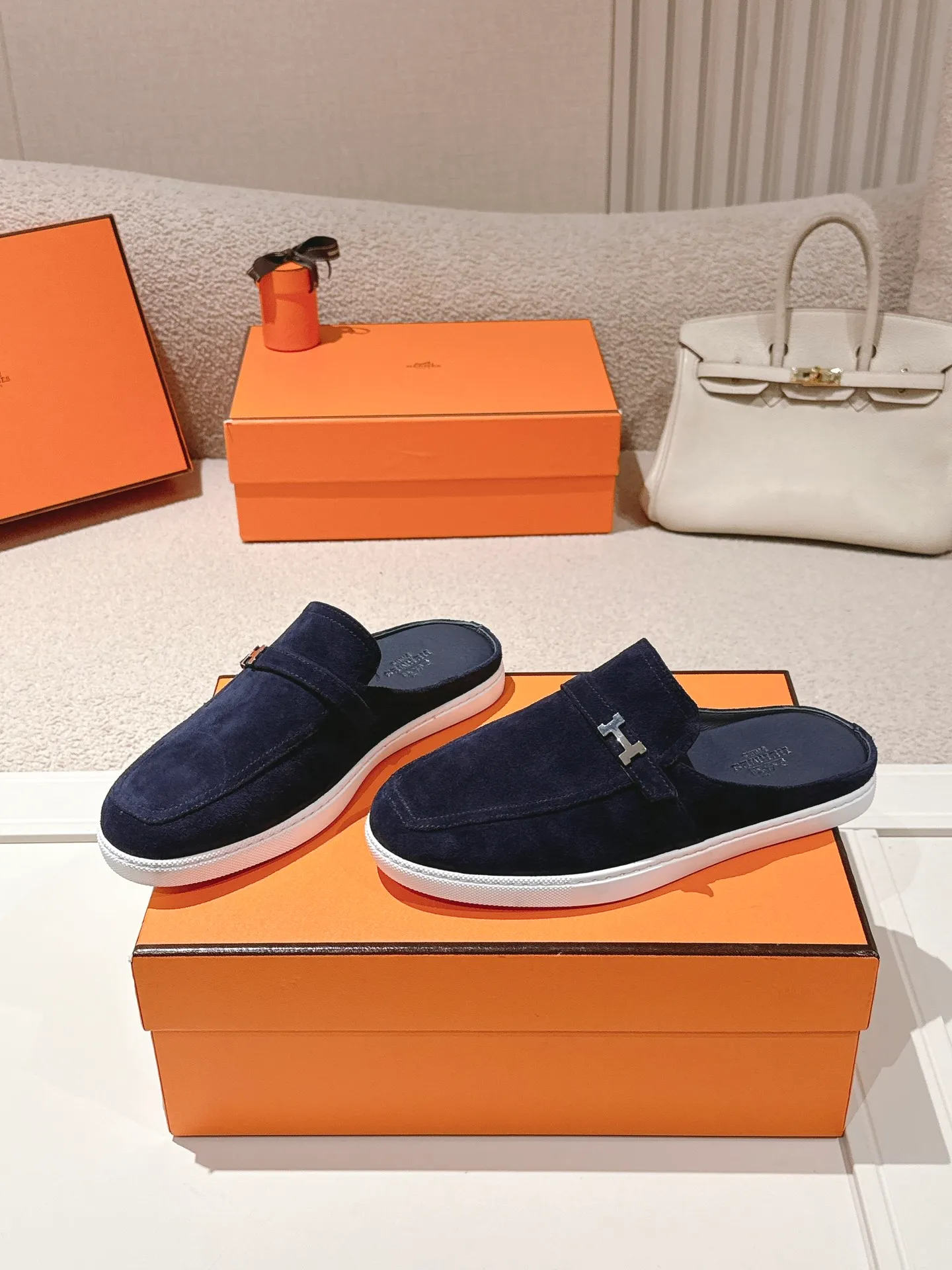 Men's men's shoes 💰560💰 Hermes 25ss new autumn and winter loafers, British retro design, classic and durable! Original reverse mold last, the ultimate 1:1 shape. Fabric: Cow suede/calfskin Lining: Imported sheepskin lining Outsole: Open-molded rubber sole Size: 35-45